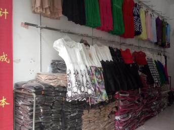 成都服裝、鞋帽、箱包跳樓貨低價批發指南 庫存尾貨助力擺攤開店